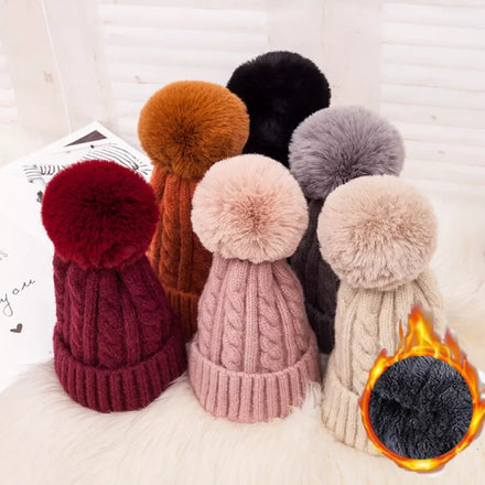 Wholesale in Stock Fashion Pom Pom Lady Beanie Hat Knitted Fleece Lining Warm Winter Hats for Women