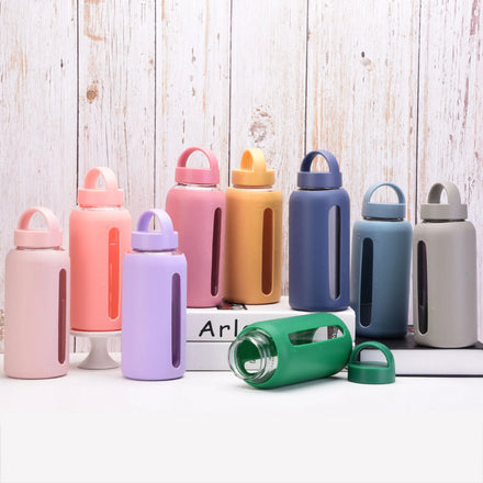 Borosilicate Water Glass Water Bottle with Silicone Sleeve Time Marker and PP Bouteille D'eau 27oz Minimalist Unisex Camp