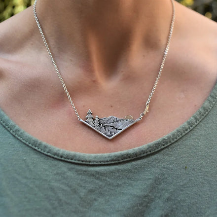 Vintage Design Mountain Forest Sunset Pendant Necklace Stainless Steel Sunset Valley Charm Necklace for Outdoor Sports Lovers