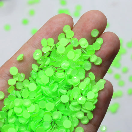 XULIN Neon Peridot Color Flat Back Glass Rhinestone Bulk Glow Under UV Light