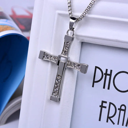 Hip Hop Luxury Gold Plated Cross Necklace for Women and Men Cool Neck Accessory for Wedding Parties Trendy Wedding Jewelry