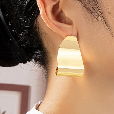 2025 New Arrival Exaggerated Twisted Bright Korean Earrings Female Gold Metal Curved Geometric Women Dangle Earrings for Women