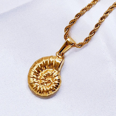 Fashion Woman Sea Ocean Conch Snail Shell Charm Necklace Waterproof Gold Conch Shell Necklace Costume Jewelry for Women Girls