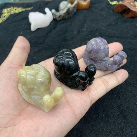 Wholesale 5cm 2 Inches Natural Crystals Healing Gem Stones Hand Carved Snail Animal Statue Bulk for Home and Bedroom Decoration