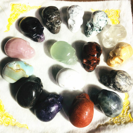 Bulk Wholesale Kinds of Material Crystal Skulls Carvings Healing Quartz Hand Carved Skulls for Wedding Gifts