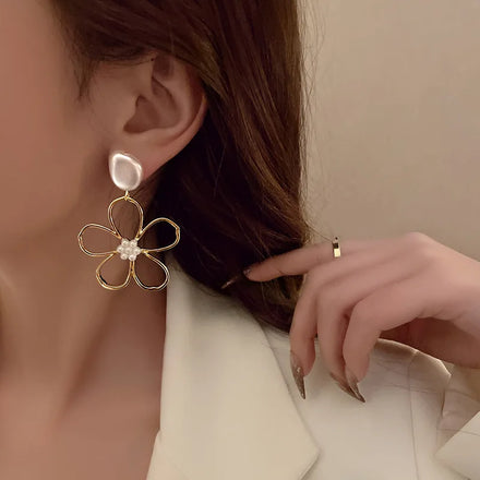 Zooying Fashion Light Luxury Personalized Designer Simple Hollow Flower Pearl Pendant Stud Earring Women