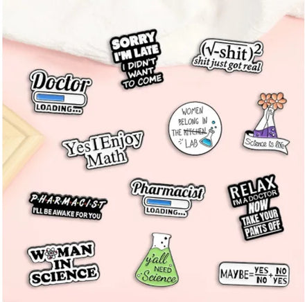 SC Popular Cartoon Brooches Cute Science Chemistry Physics Math Letter Brooch Funny School Subject Brooches for Students