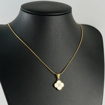 Luoyan Wholesale 26 Alphabet Necklaces Fine Jewelry Name Stainless Steel Shell Letter Initial Clover Flower Pendant Necklace