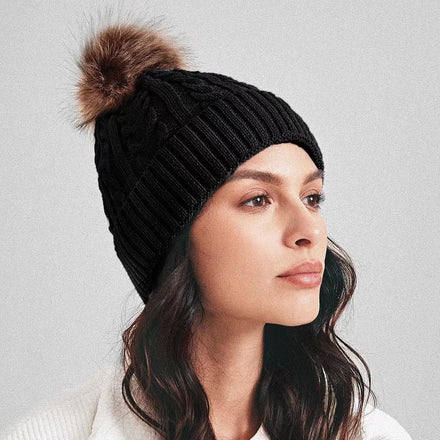Wholesale Custom Logo Acrylic Knit Bobble for Women Cable Rib Faux Fur Pom Pom Beanie Hat with Custom Logo Patch Business Travel