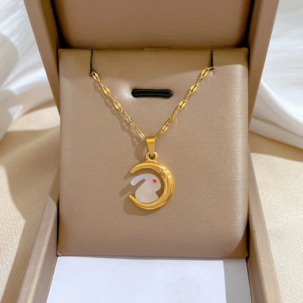 INS Collana Con Pendente a Forma Di Luna Stainless Steel Moon Pendant Necklace Coniglio White Resin Rabbit Moon Necklace