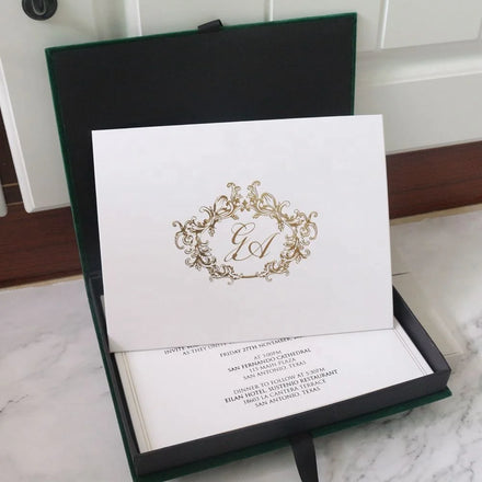 Custom Luxury Dark Green Velvet Hardcover Invitation Cards Handmade Velvet Wedding Boxed Invitations