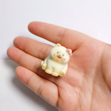 New Cute 100Pcs/Lot Bowknot Cat Pet Animals Figurines Mini Resin Cat Models for Doll House Home Party Fairy Garden Decoration