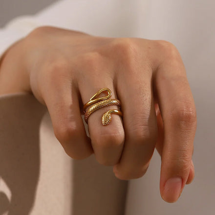2022 Fashion New Stainless Steel 18K Gold-plated Texture Light Luxury Retro Inlaid Diamond Snake Ring Spot Wholesale