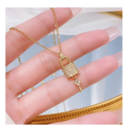DAIHE Fashion Jewelry Gold Lock and Key Necklace Ins Style Ladies Crystal Zircon Pendant Necklace Clavicle Chain