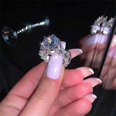 New Arrival Exaggerated Cubic Zirconia Women Wedding Rings Blingbling Full Diamond Proposal Rings for Women