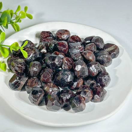 Wholesale New Arrival Crystal Raw Quartz Garnet Tumble Stone Rough Garnet Polished Stone Healing Stone for Fengshui