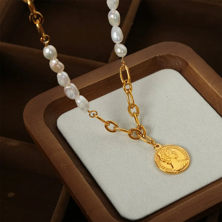 Chic 18k Gold Plated Stainless Steel Freshwater Pearl Necklace Round Portrait Pendant Necklace Collier En Acier Inoxydable