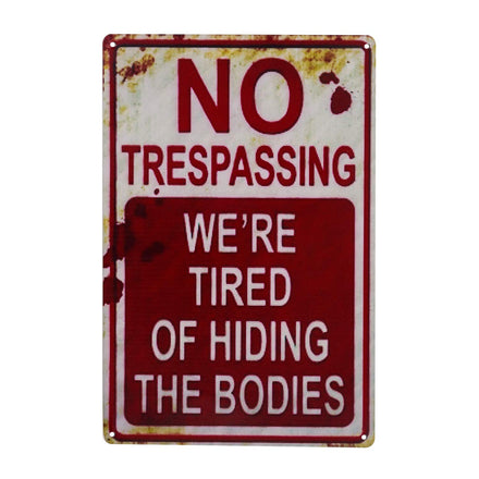 Letreros de metal para decoración de Halloween, retro, a la moda, chic, divertidos, con texto en inglés "No Trespassing We're Tired of Hiding The Bodies".