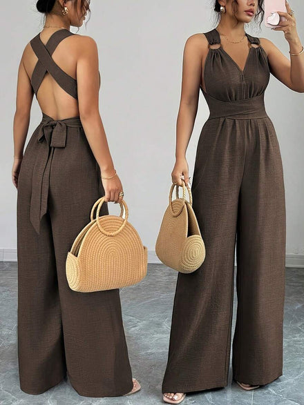 Mono sin espalda con cruce y cuello halter, pantalones palazzo de pierna ancha con detalle de lazo y anillo