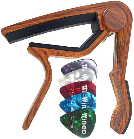 WiNGO Cejilla de Guitarra para Electrica Acústica Folk Ukelele Bajo Guitar Aleación de Aluminio Guitar Capo con 5 Púas de Guitarra, Madera Color.