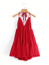 Elegante minivestido rojo con volantes y tirantes autoadhesivos