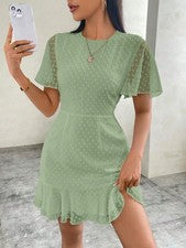 Elegante minivestido color albaricoque con mangas volantes