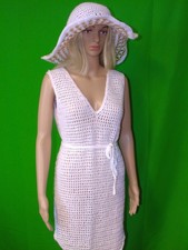 vestido blanco con sombrero de ganchillo